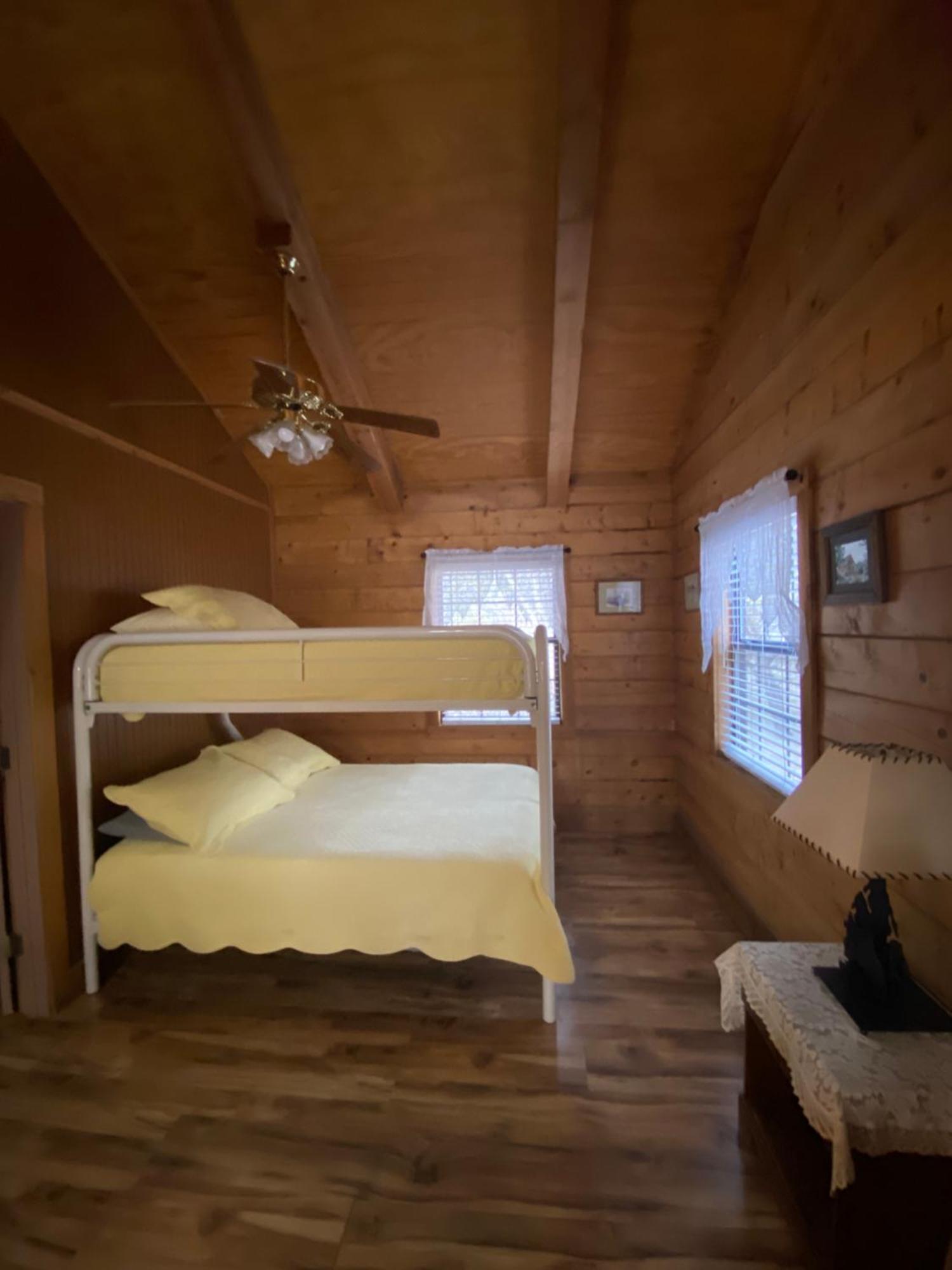 A Peace Of Heaven Cabins And Rv Vanderpool Екстер'єр фото