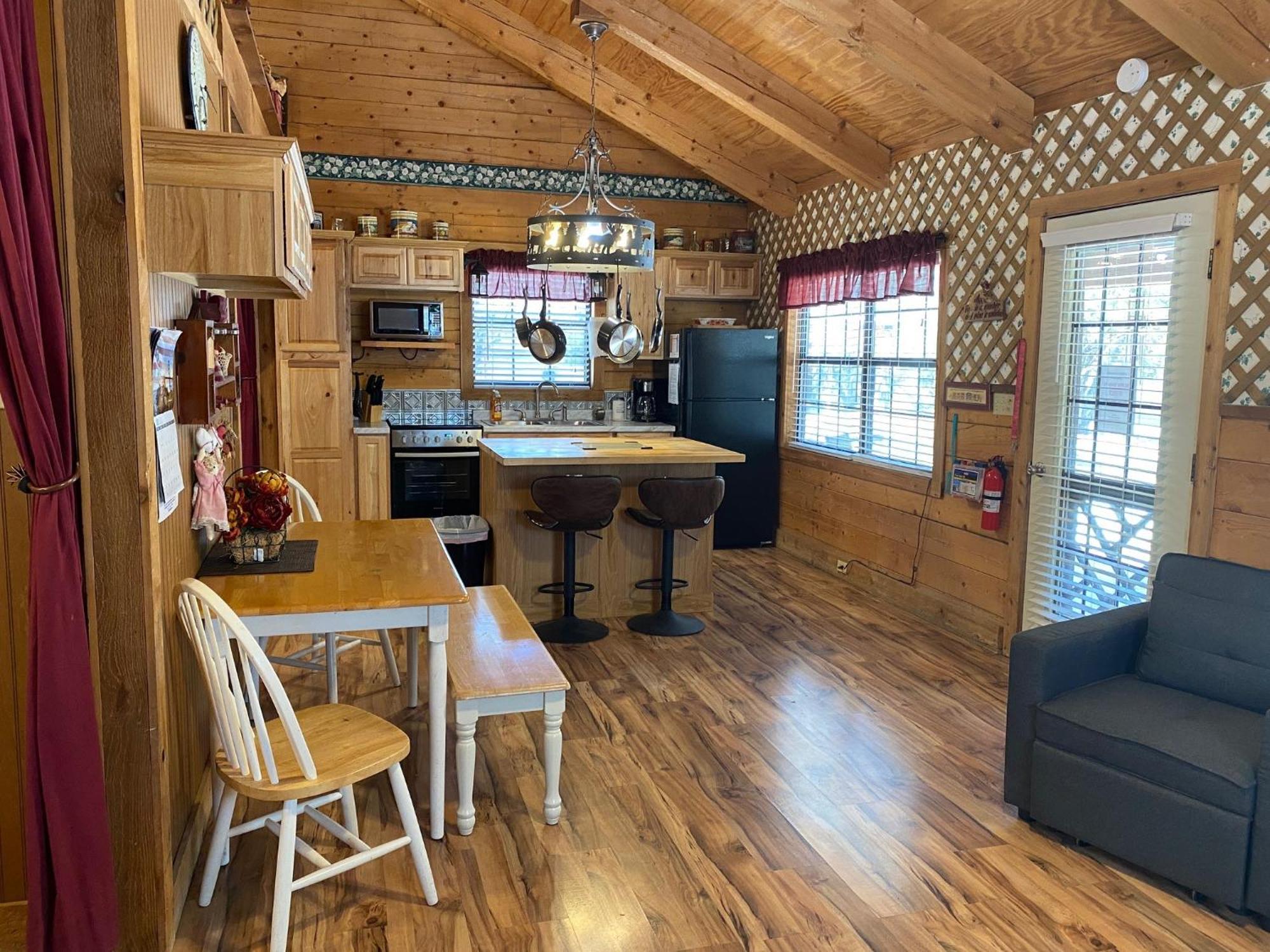 A Peace Of Heaven Cabins And Rv Vanderpool Екстер'єр фото