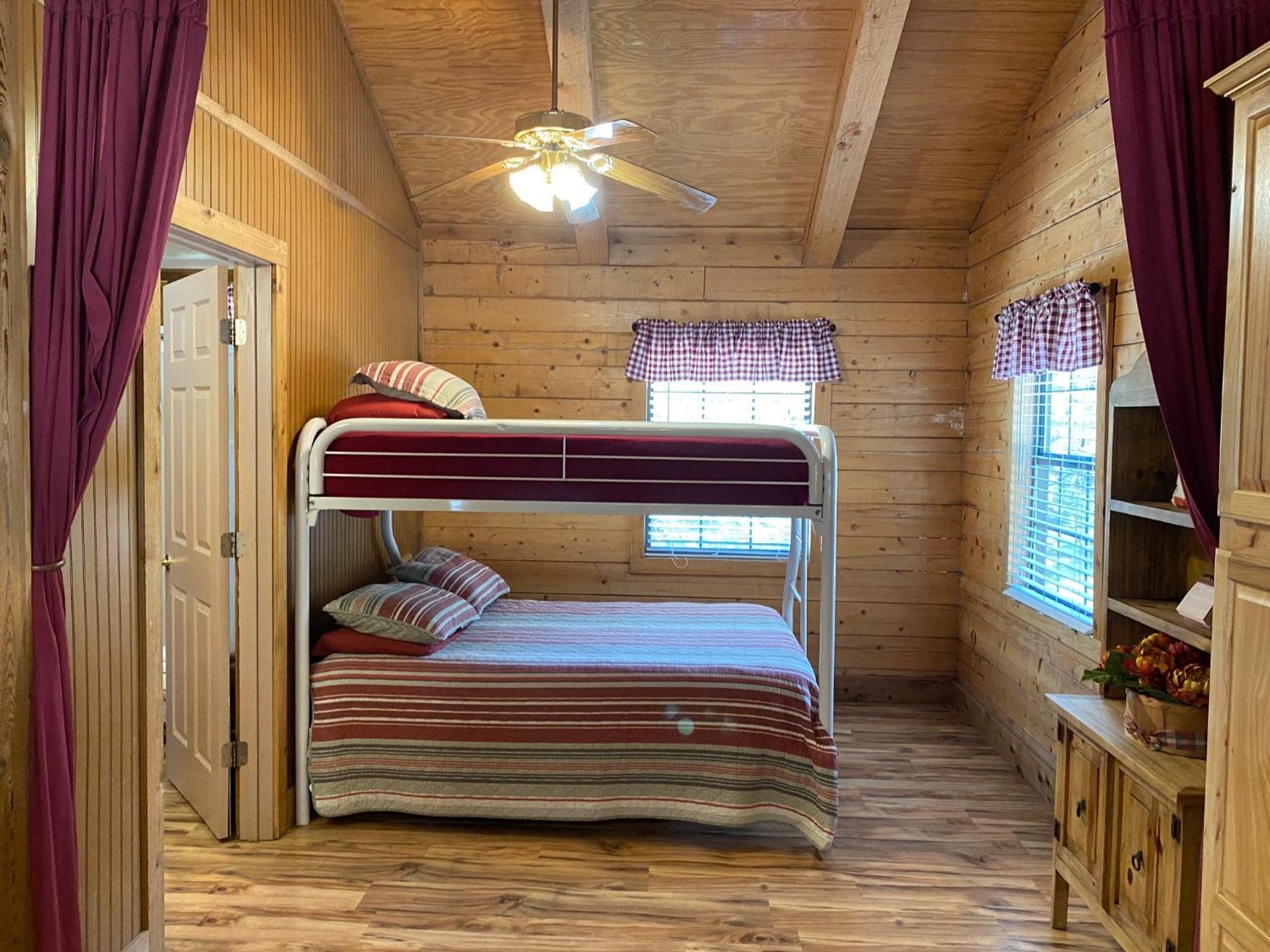 A Peace Of Heaven Cabins And Rv Vanderpool Екстер'єр фото