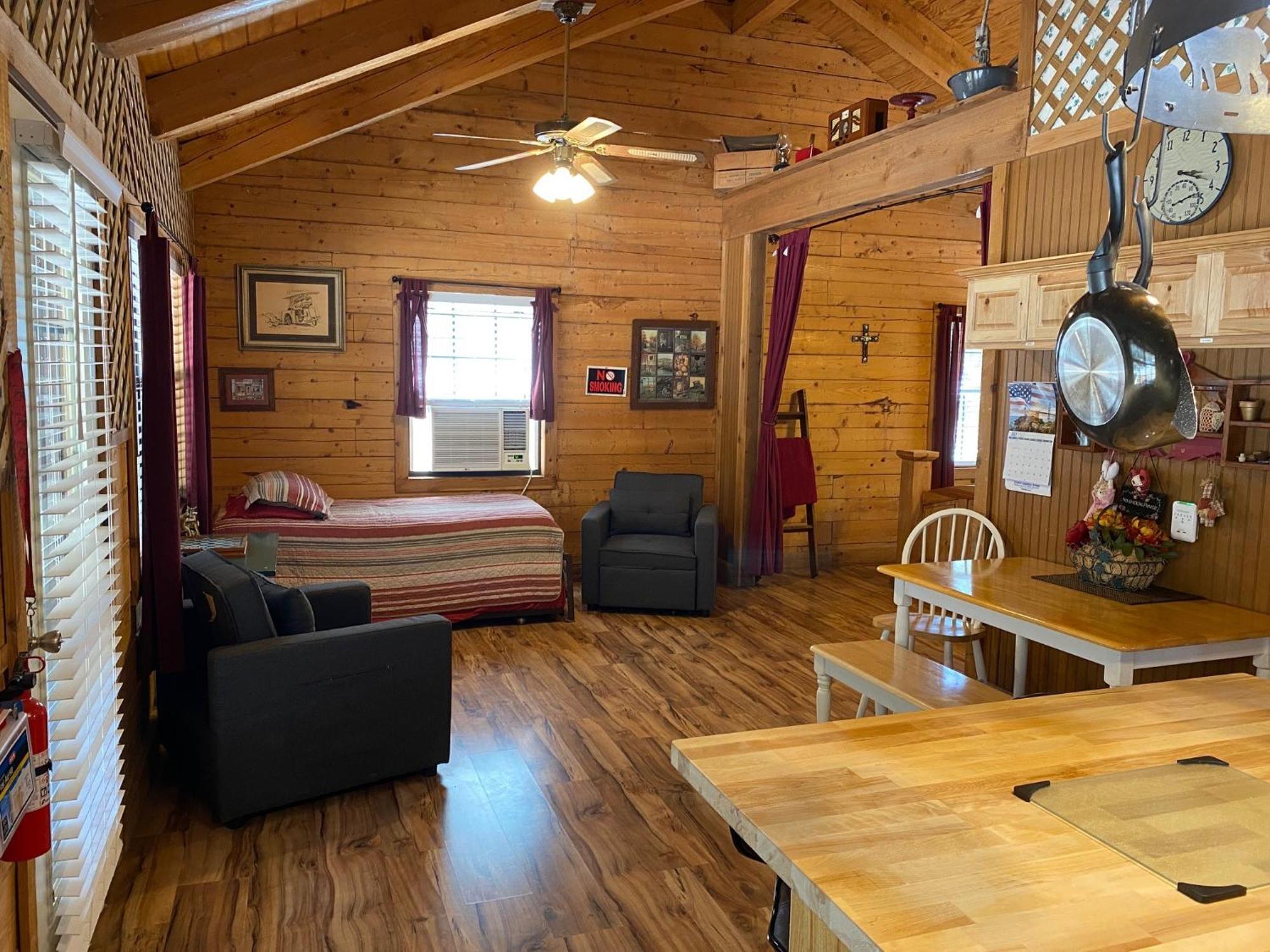 A Peace Of Heaven Cabins And Rv Vanderpool Екстер'єр фото